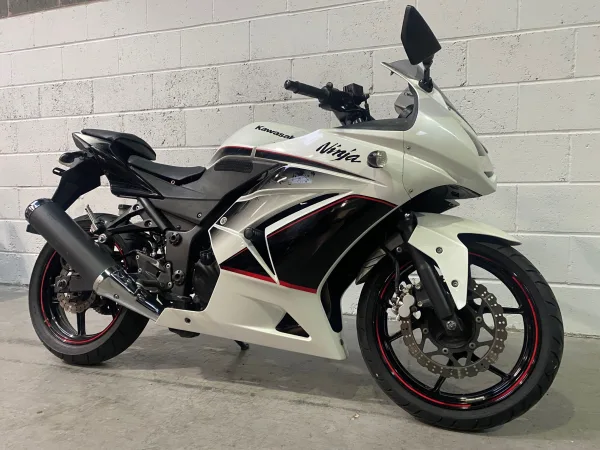 2011 Kawasaki Ninja 250 SE - photo 2